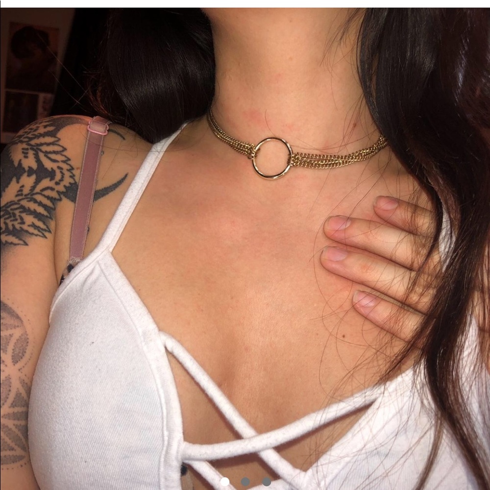 Dainty golden o-ring choker